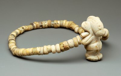 带护身符的项链 作者 Taino Culture